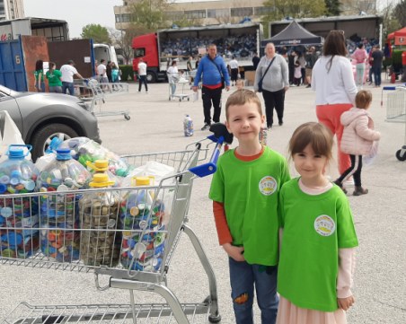 Малки пловдивчани месеци наред събирали капачка за нова неонатална линейка