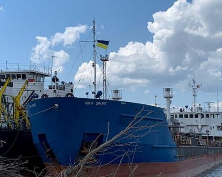 Танкер със 750 тона дизелово гориво потъна край Тунис