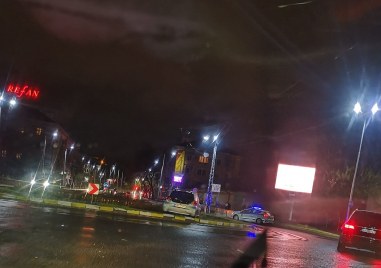 Автомобил кацна в кръговото на Водната палата тази нощ По