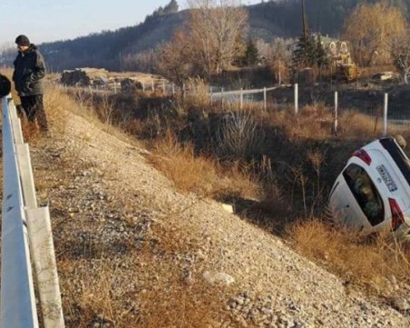 Автомобил се преобърна по таван на АМ 