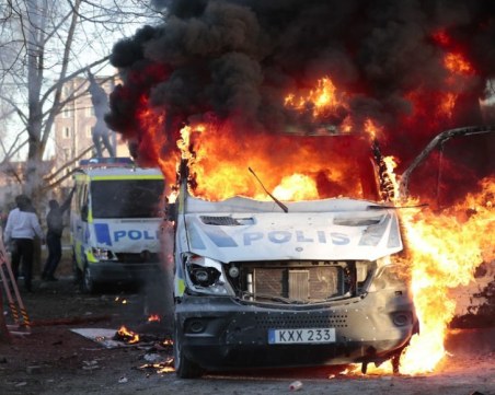Безредици в Швеция заради слух, че от крайнодясна партия ще горят копия от Корана