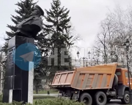 Свалиха паметника на маршал Жуков в Харков