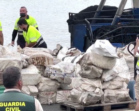 Заловиха рибарско корабче с 2,9 тона кокаин за 72 млн. евро край Канарските острови