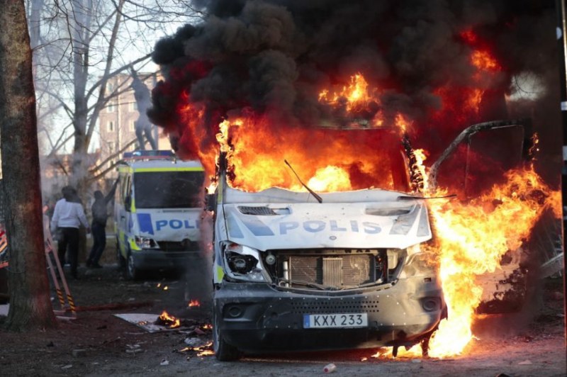Безредици в Швеция заради слух, че от крайнодясна партия ще горят копия от Корана