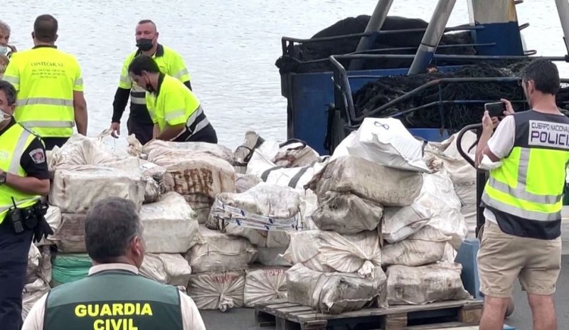 Заловиха рибарско корабче с 2,9 тона кокаин за 72 млн. евро край Канарските острови