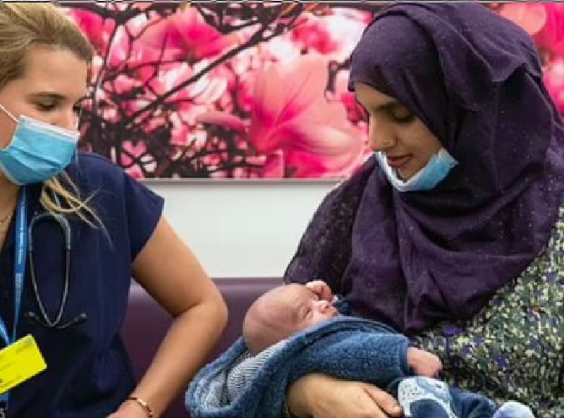 Жена роди в болнична тоалетна в Лондон, не знаела, че е бременна
