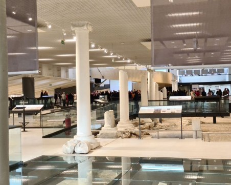 След една година: Епископската базилика събра