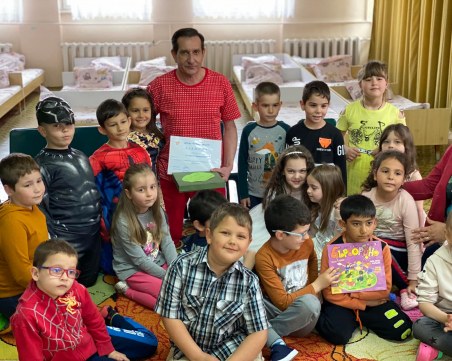 Кметът Георги Мараджиев чете приказки на деца от ДГ 