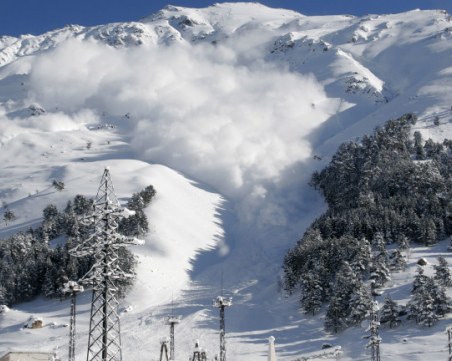 Лавина блокира няколко автомобила в Пирин