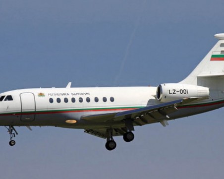 Правителственият самолет прибира моряците от 