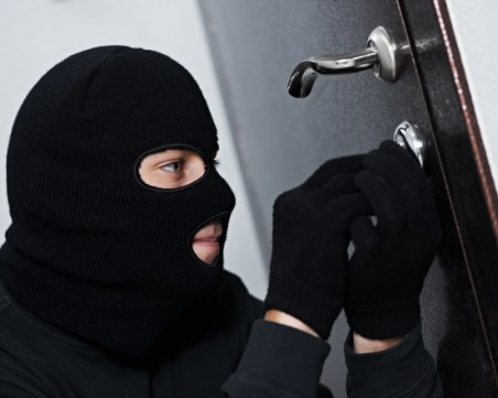 Тийнейджърка завари апаш в дома си в Пазарджик