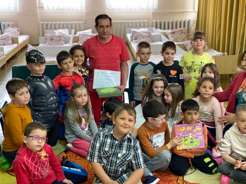 Кметът Георги Мараджиев чете приказки на деца от ДГ
