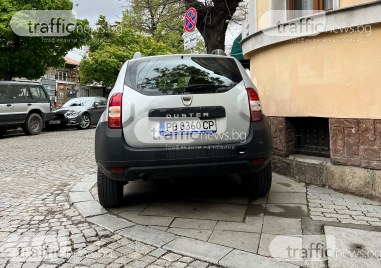 Поредният нарушител блокира пътя на пешеходците в Центъра на Пловдив