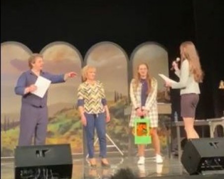 Абитуриенти от Пловдив изненадаха класния си ръководител с покана от Камен Донов