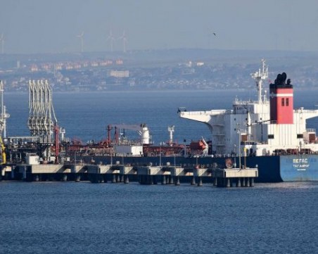 Гръцките власти задържаха руски танкер, пълен с петрол