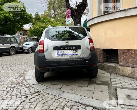 Наглост! Водач на джип превзе цял тротоар в Пловдив