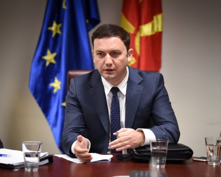 Османи: Не можем да включим българите в Конституцията преди преговорите с ЕС