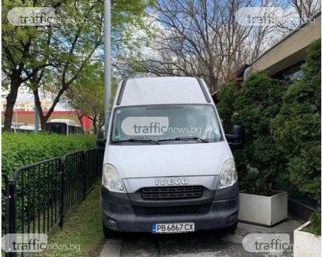 Служебен бус запуши оживена алея в Тракия