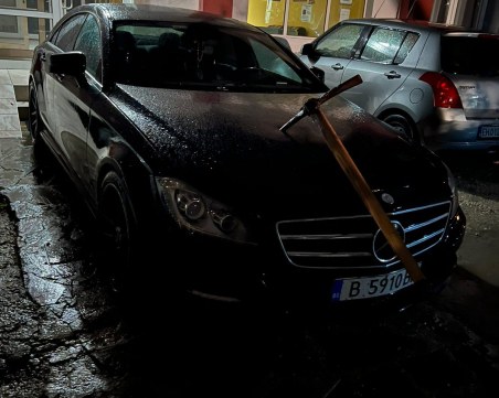 Забиха кирка в колата на общински съветник от 