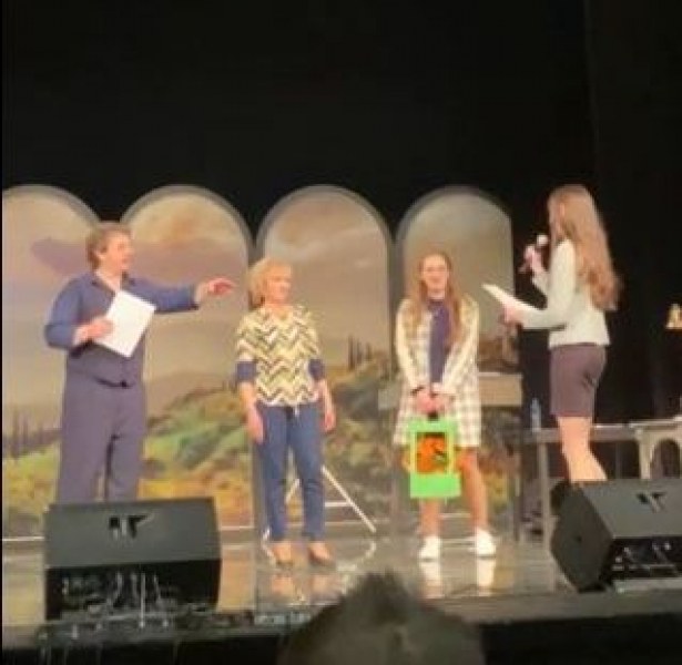 Абитуриенти от Пловдив изненадаха класния си ръководител с покана от Камен Донов