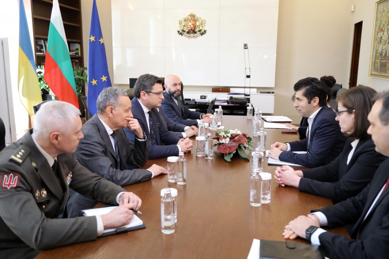 Кулеба благодари на Кирил Петков за подкрепата към Украйна