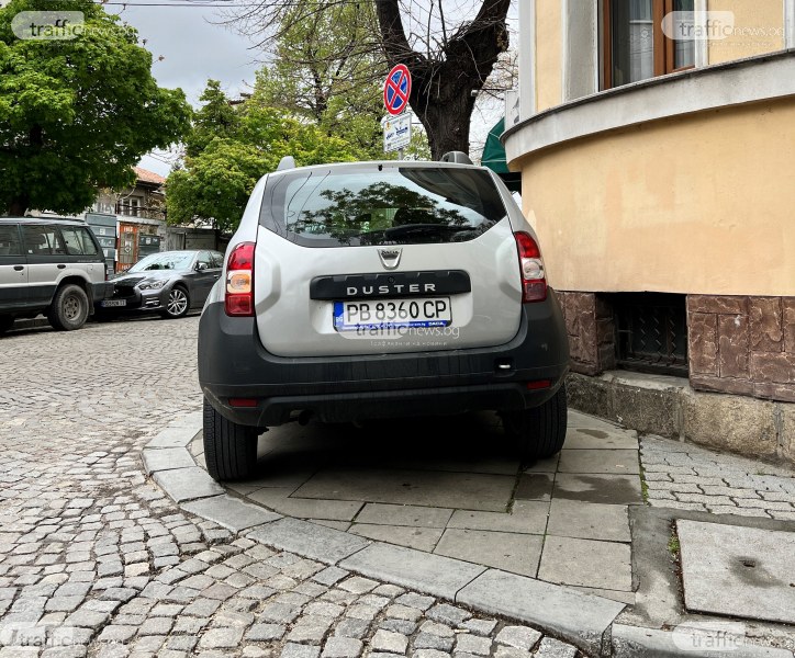 Наглост! Водач на джип превзе цял тротоар в Пловдив