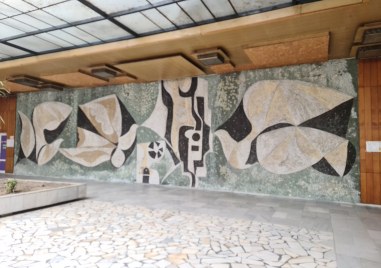 Знаете ли къде се намира мозайката Духовни просветители и национално