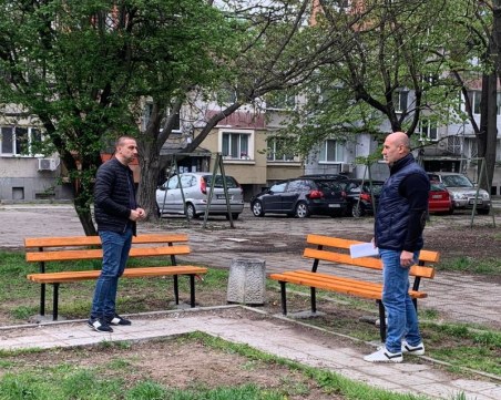 Нови пейки в район 