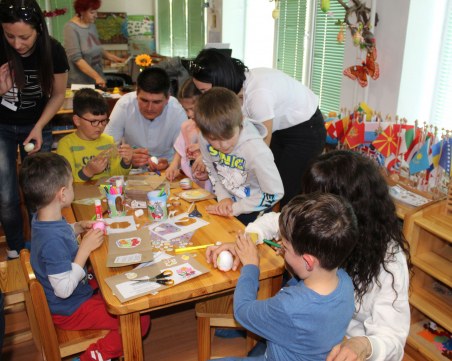 Великденски работилници и благотворителен базар в ДГ 