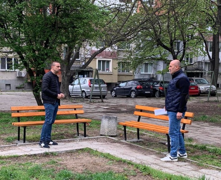 Нови пейки в район