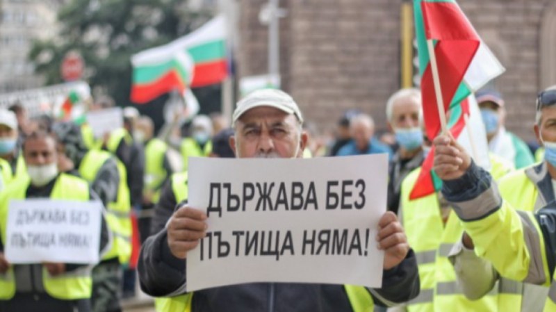 Пътните строители спират протестите, настояват за среща с министър Караджов