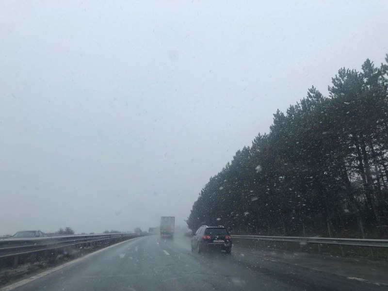 Сняг валя на парцали по АМ 