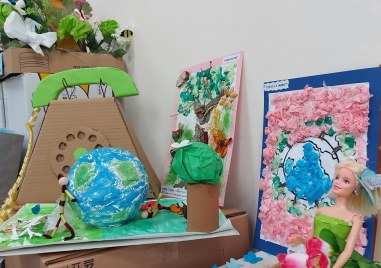 Пъстра детска изложба от рециклирани материали оживи сградата на община