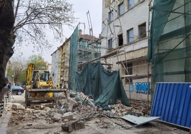 Фасада на сграда се срути върху улица Асен Златаров в