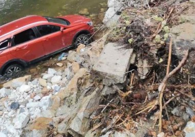 Кола падна в реката по тесния път за село Ягодина