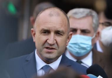 Президентът Румен Радев и министърът на правосъдието Надежда Йорданова подписаха