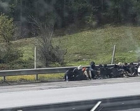 Пловдивската полиция отново хвана голяма група нелегални мигранти, този път край Раковски