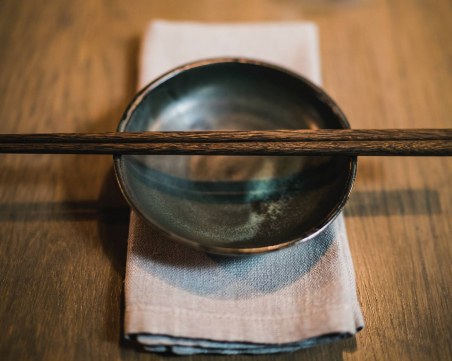 Eлектрически клечки за хранене придават солен вкус на храната