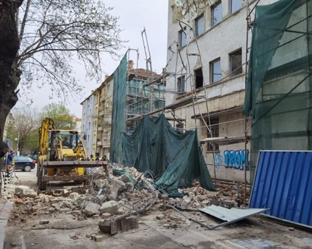 Фасада на сграда се срути върху улица в София