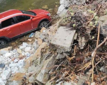 Кола падна в река по пътя за смолянско село
