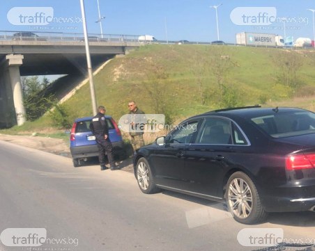 Кола се заби в стълб на Ягодовско шосе