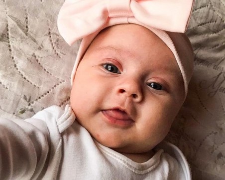 Млад мъж продаде колата си, за да помогне на непознато бебе, което се бори с тумор на бъбрека