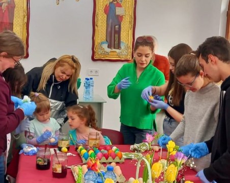 На Велики четвъртък деца боядисаха яйца за деца с диабет в пловдивски храм