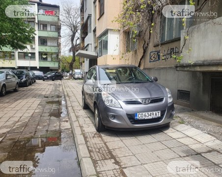 От София област съм и за мен няма правила! Поредното запушване на тротоар в Пловдив