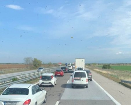 Започна голямото пътуване! Две верижни катастрофи предизвикаха тапи по АМ 