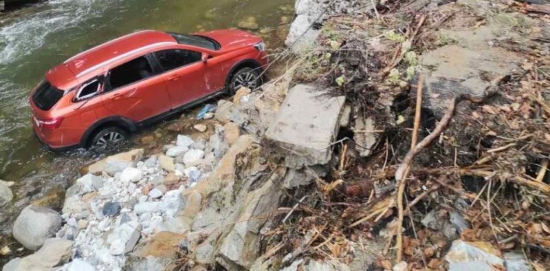 Кола падна в река по пътя за смолянско село