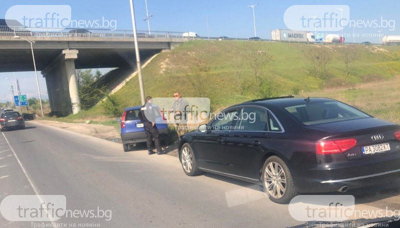 Кола се заби в стълб на Ягодовско шосе