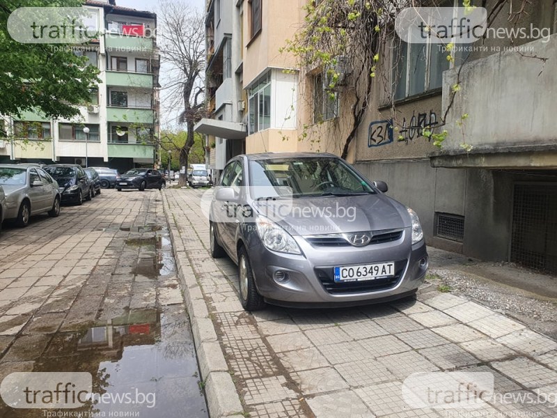 Софийски шофьор нагло превзе тротоар в Пловдив. За абсурдното паркиране