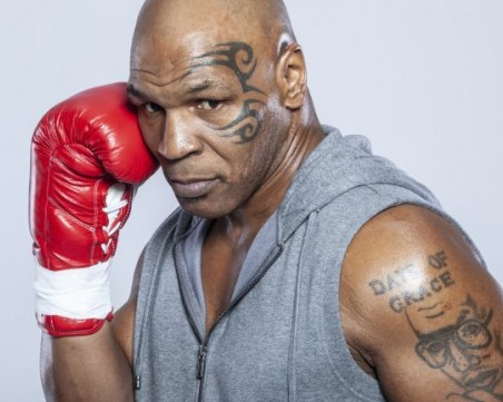 Майк Тайсън удари пътник в самолет, досаждал му