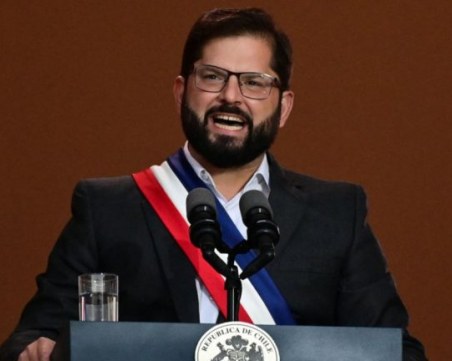 Мъж замери с камък президента на Чили